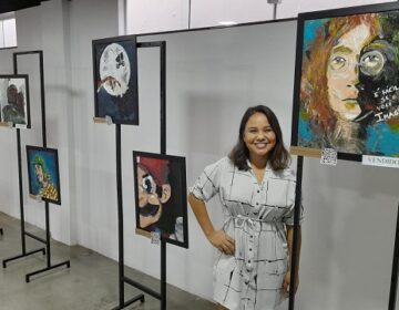 Artista faz exposição para bancar viagem e oficinas para idosos