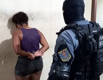 Mulher é flagrada em beco com porções de crack e maconha