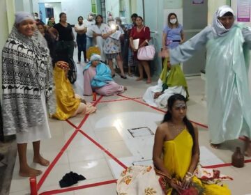 Atrizes são hostilizadas durante encenação em maternidade