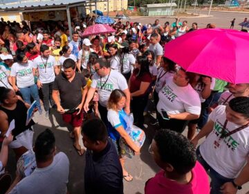 Advogados do Amapá entregam alimentos à multidão em residencial popular