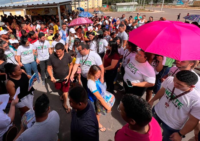 Advogados do Amapá entregam alimentos à multidão em residencial popular