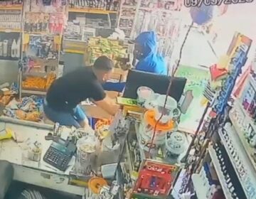 Comerciante luta com assaltantes e leva dois tiros