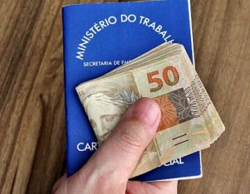 Fiquei um tempo afastado de benefício: quem paga o 13º salário?