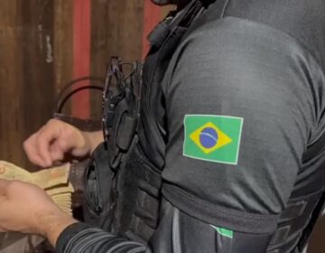 Mulher de 22 anos vendia drogas e produtos roubados por facção, diz PF