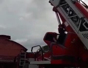 Bombeiros testam caminhão auto escada para operações em altura