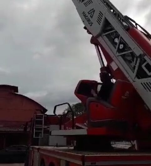 Bombeiros testam caminhão auto escada para operações em altura
