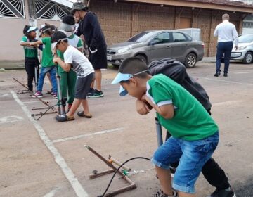 Crianças constroem minifoguetes e disputam vagas para competição nacional