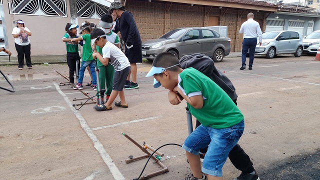 Crianças constroem minifoguetes e disputam vagas para competição nacional