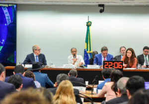 ‘Precisa voltar às suas raízes’, diz deputado do AP à Marina em audiência