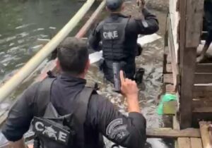 Após campana em área de ponte, polícia apreende carregamento de drogas, armas e munições