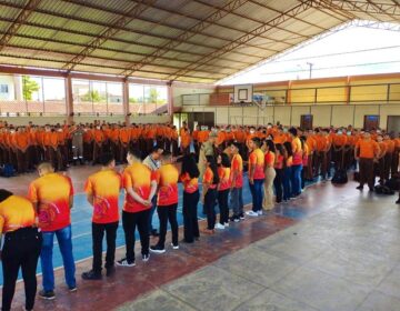 Escola militar homenageia aprovados no Enem