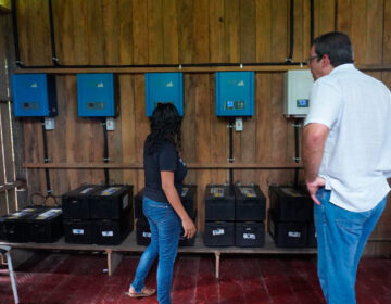 No Bailique, famílias extrativistas recebem sistema de energia solar da prefeitura