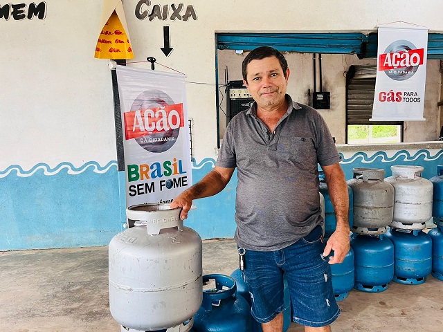 ‘Alívio’, diz agricultor ao receber gás de cozinha durante ação social