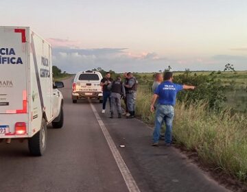 Corpo com facadas e tiros é avistado por garota de dentro de ônibus