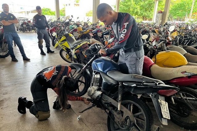 Alunos vão treinar técnicas e identificam 17 motos roubadas no ‘curral’ do Detran