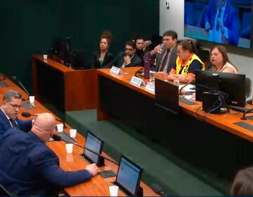 Deputados batem boca após ataque a símbolo da vacinação