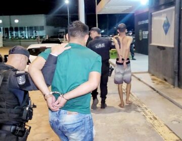 Dupla é presa com 4 kg de coca e motor furtado