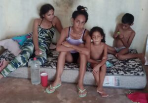 Família refugiada da Venezuela passa fome no Amapá