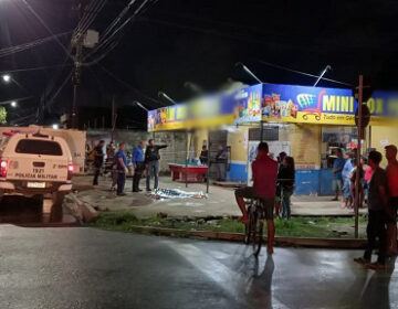 Homem é morto com 13 tiros enquanto bebia em frente à mercearia