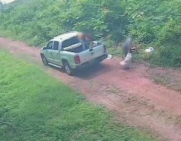 Flagrada jogando lixo na beira de canal, dupla é indiciada por poluição