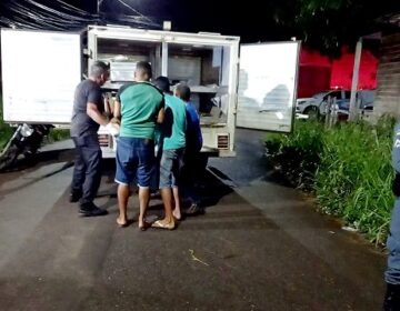 Mulher é morta enquanto cochilava no sofá