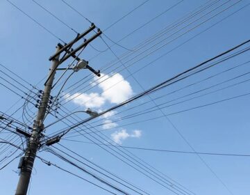 Eletricistas cobravam de consumidores para fazer vista grossa em ligações clandestinas