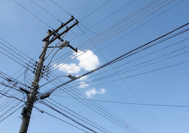 Eletricistas cobravam de consumidores para fazer vista grossa em ligações clandestinas