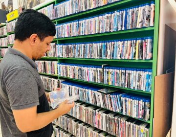 Final feliz: divulgação e nostalgia levam clientes de volta à última locadora de Macapá