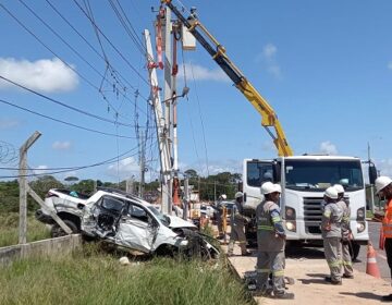 Adolescente derruba poste e deixa parte da zona oeste sem energia