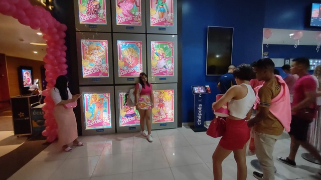Na onda do filme, artistas amapaenses criam versões da Barbie em Macapá