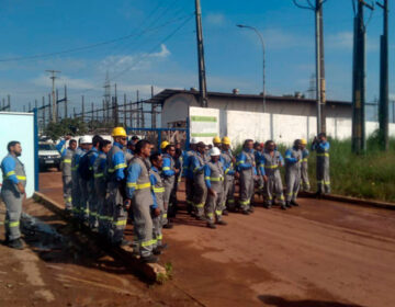 Trabalhadores de prestadora de serviço cobram pagamento de acordo