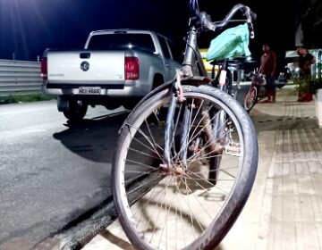 Ciclista morre atingido por picape ao atravessar avenida