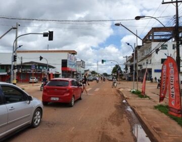 Santana antecipa 50% do 13º salário para aquecer economia local