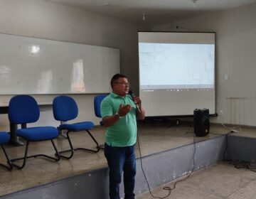 “Hoje até ganho dinheiro”, diz professor que não sabia usar computador
