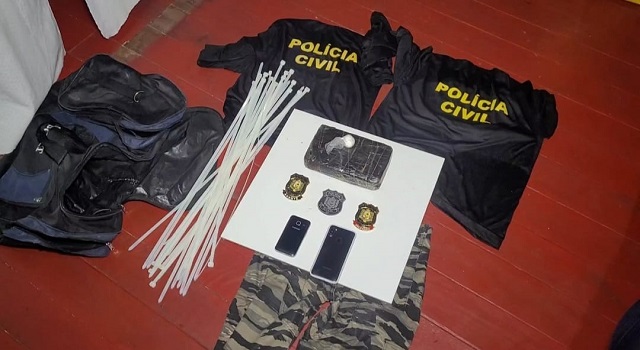 Traficantes são presos com drogas e falsos uniformes da polícia