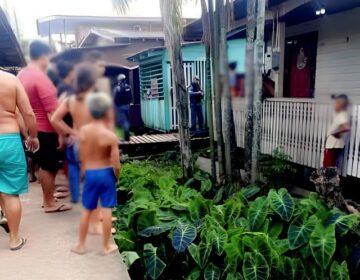 Dono e freguesa de mercearia são baleados por homens disfarçados de garis