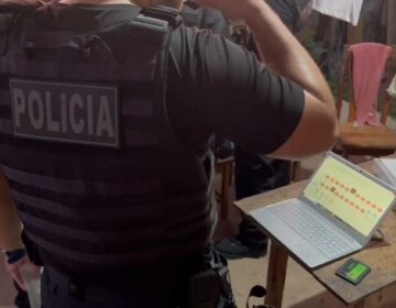 Jovem compartilhava pornografia infantil por eletrônicos no nome da mãe falecida, diz PF