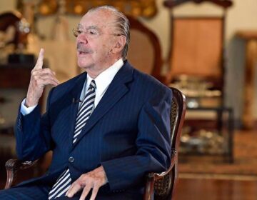 Sarney sofre 2ª queda e é internado