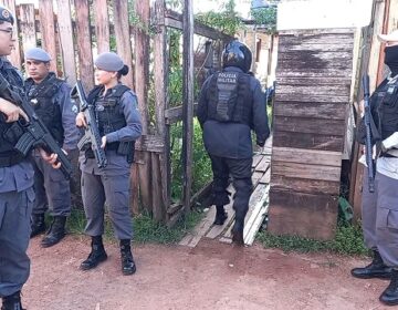 Suspeito de assassinato morre em confronto com a PM