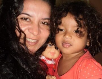 Após perder a mãe para o câncer, menina precisa remover tumor raro