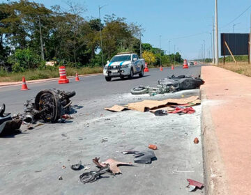 Moto pega fogo após colisão e condutores ficam gravemente feridos