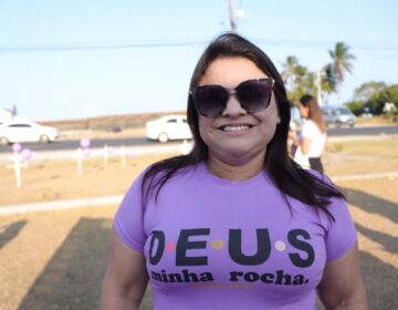 Pastora quase morta pelo ex-marido ajuda a orientar mulheres em blitz contra violência