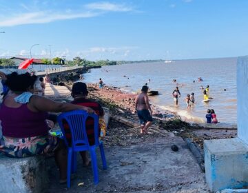Calor no apagão faz macapaenses correrem pro Rio Amazonas