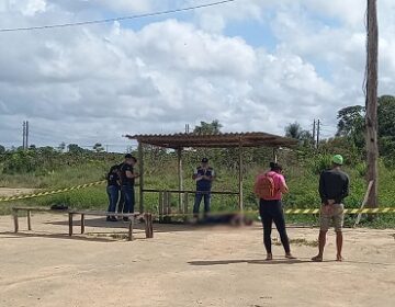 Convidado para usar drogas, homem é morto em campinho de futebol