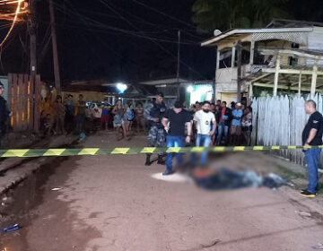Após chegar de mãos dadas com mulher em área do tráfico, jovem é morto a tiros