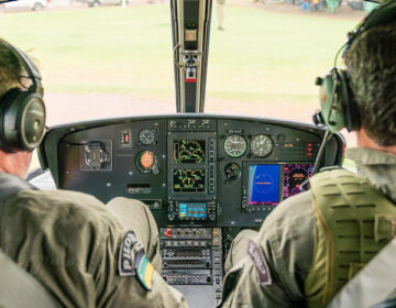 Após queda de helicóptero, ocupantes conseguem fazer contato