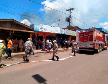 Incêndio atinge casas na Baixada do Ambrósio, em Santana