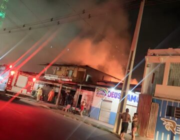 Incêndio com suspeita de crime destrói vila de quitinetes
