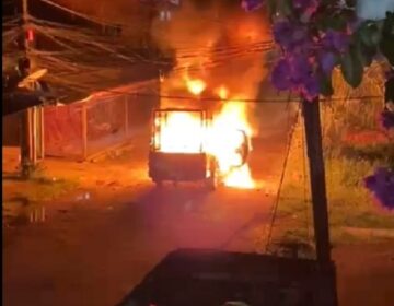Fogo em viatura e munições disparadas pelo calor deixam policial ferido