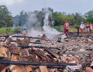 Casa pega fogo e idosa é achada carbonizada